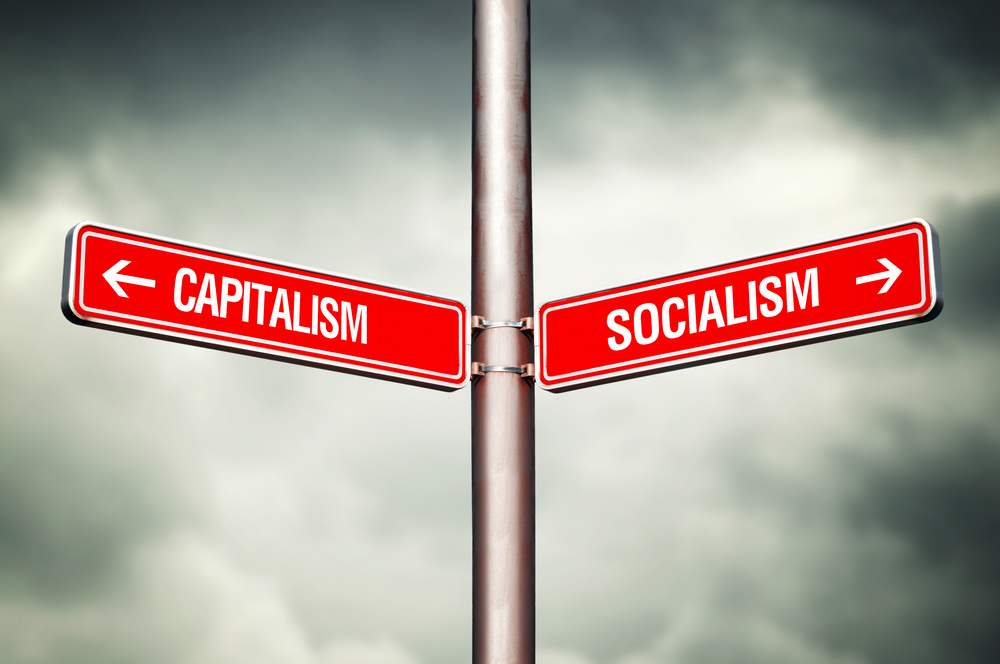 Placas com escritos de capitalismo e socialismo apontam para direções opostas