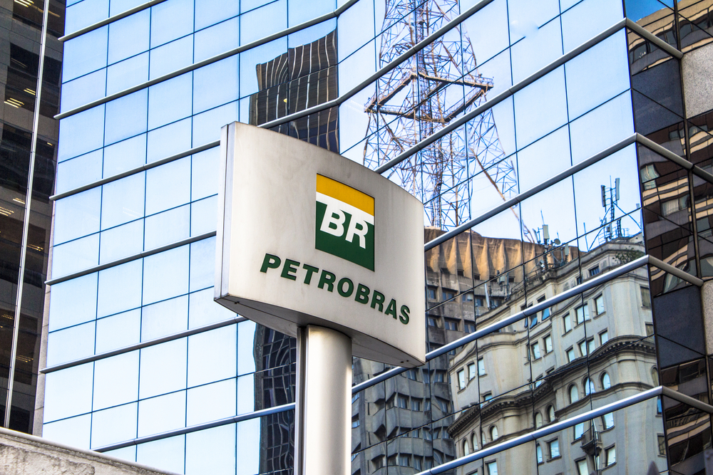 Letreiro da Petrobras em frente a prédio