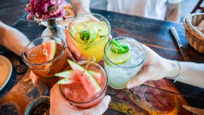 Grupo brinda com drinks