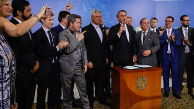 Presidente Jair Bolsonaro assina o Decreto que dispõe sobre a aquisição, o cadastro, o registro, a posse, o porte e a comercialização de armas