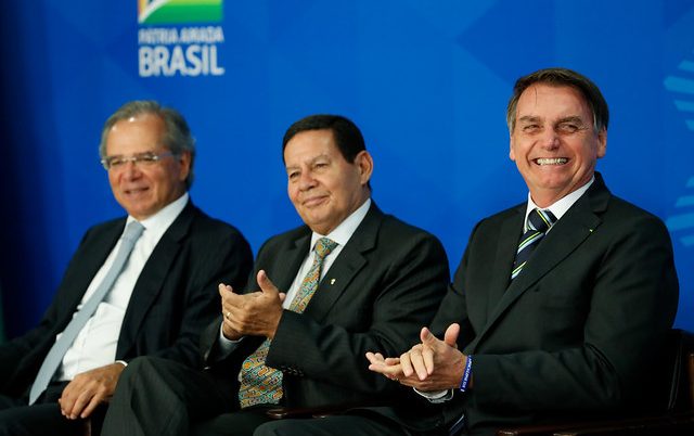 Jair Bolsonaro (direita), Hamilton Mourão e Paulo Guedes, em solenidade de Assinatura da Medida Provisória da Liberdade Econômica