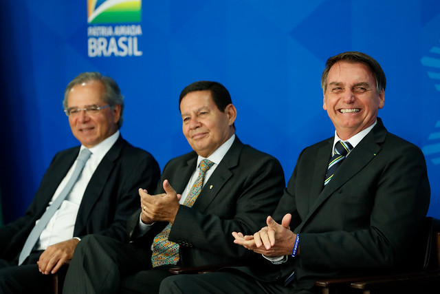 Jair Bolsonaro (direita), Hamilton Mourão e Paulo Guedes, em solenidade de Assinatura da Medida Provisória da Liberdade Econômica