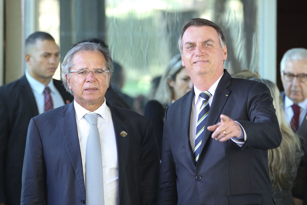 Bolsonaro e Paulo Guedes; imposto
