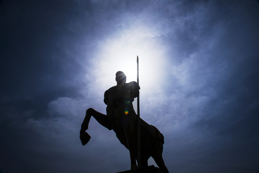 Estátua de Centauro e um céu de nevoeiro