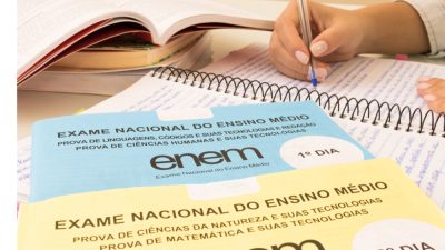 Pessoa resolve questões do Enem