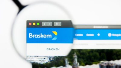 Site da Braskem com lupa apontada para o logotipo da companhia