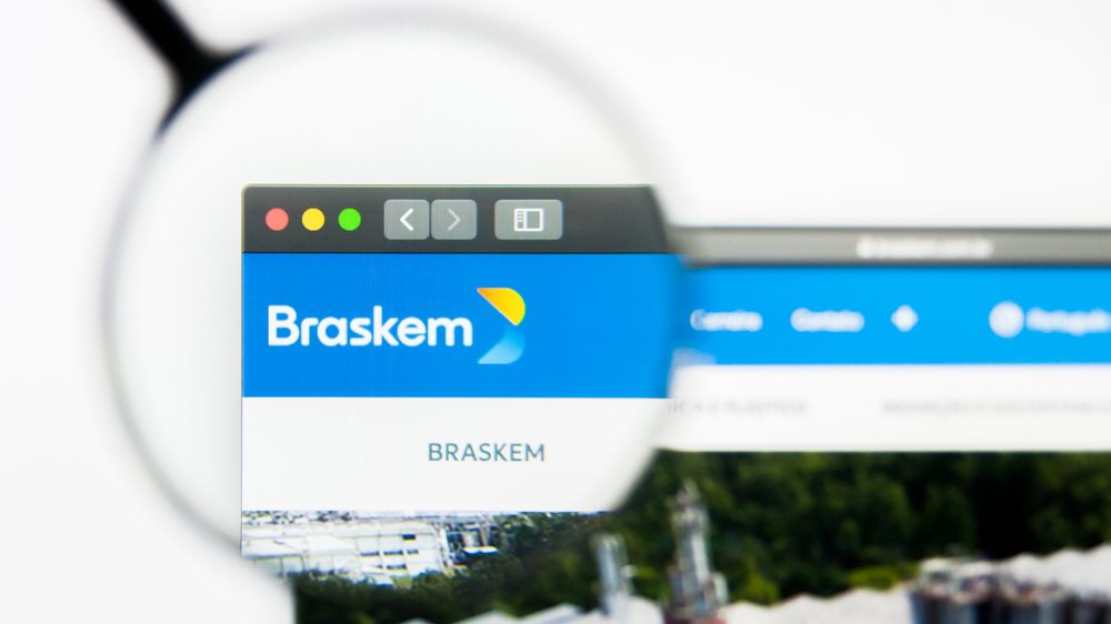 Site da Braskem com lupa apontada para o logotipo da companhia