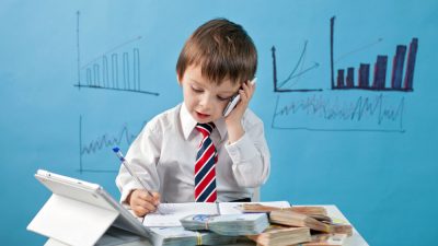 Educação financeira; menino estudando