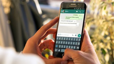 Mulher usa Whatsapp