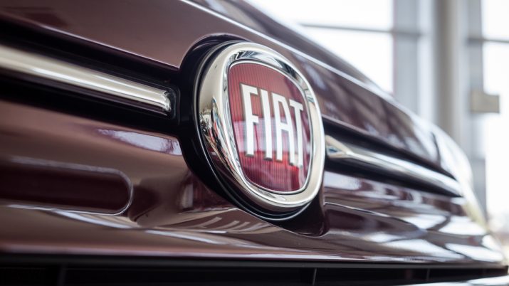 Logo da Fiat em automóvel