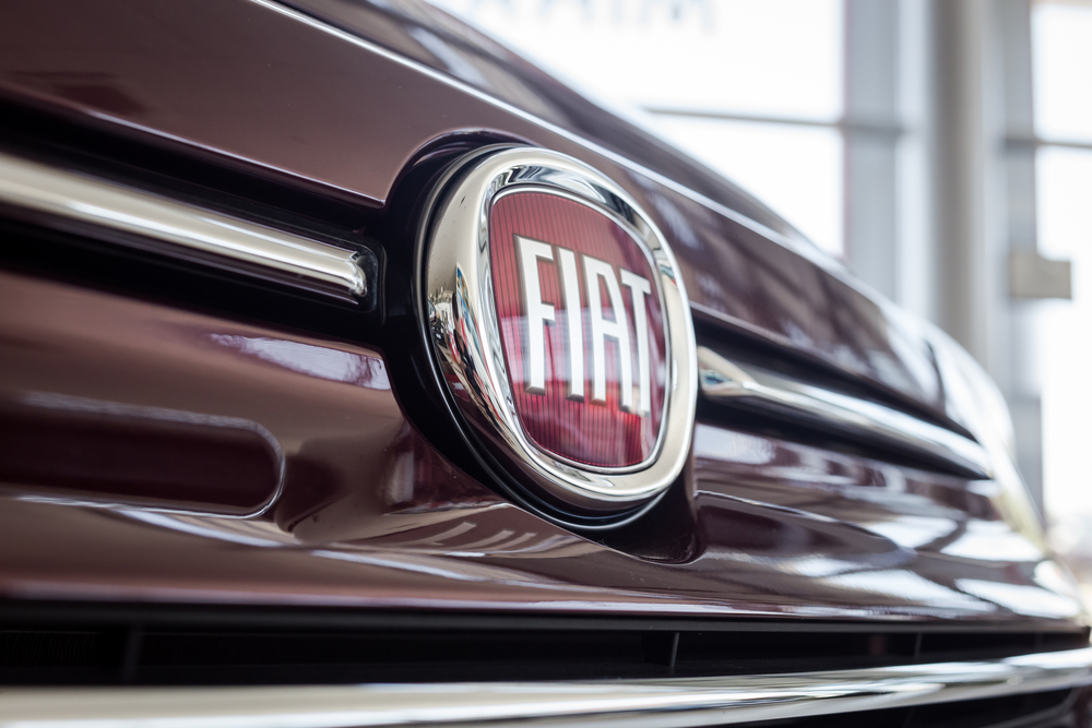 Logo da Fiat em automóvel