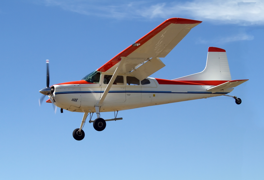 O avião Cessna 180 nos ares