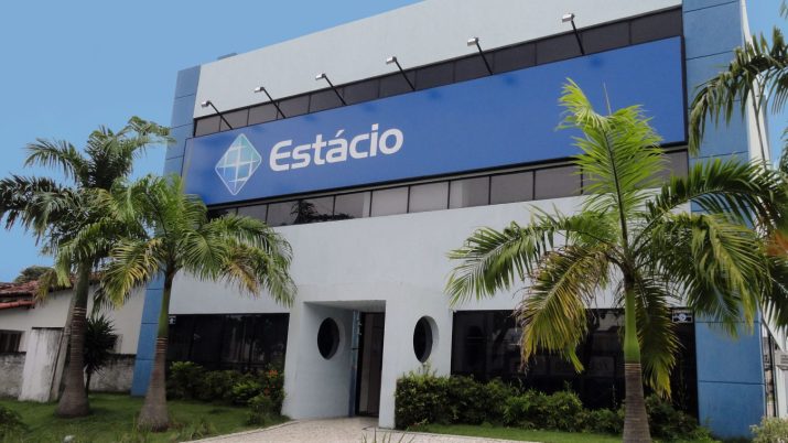 fachada de faculdade da Estácio