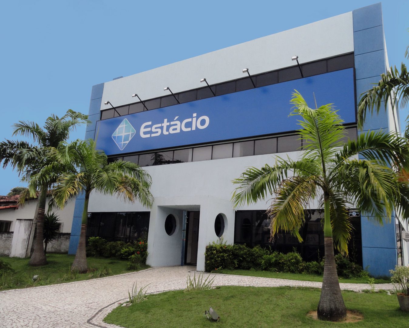 fachada de faculdade da Estácio