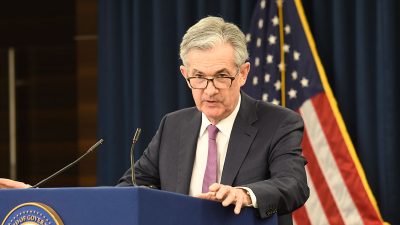 Jerome Powell, presidente do federal reserve olha ressabiado para o público