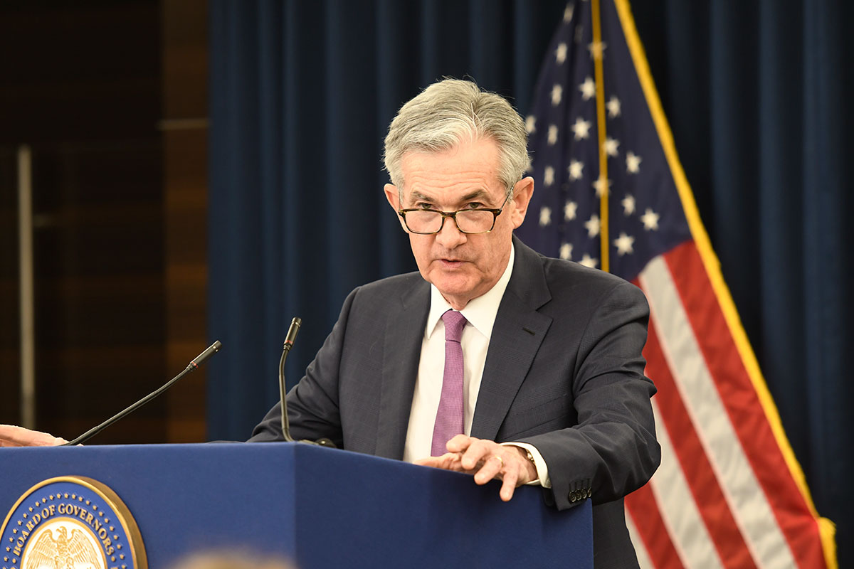 Jerome Powell, presidente do federal reserve olha ressabiado para o público