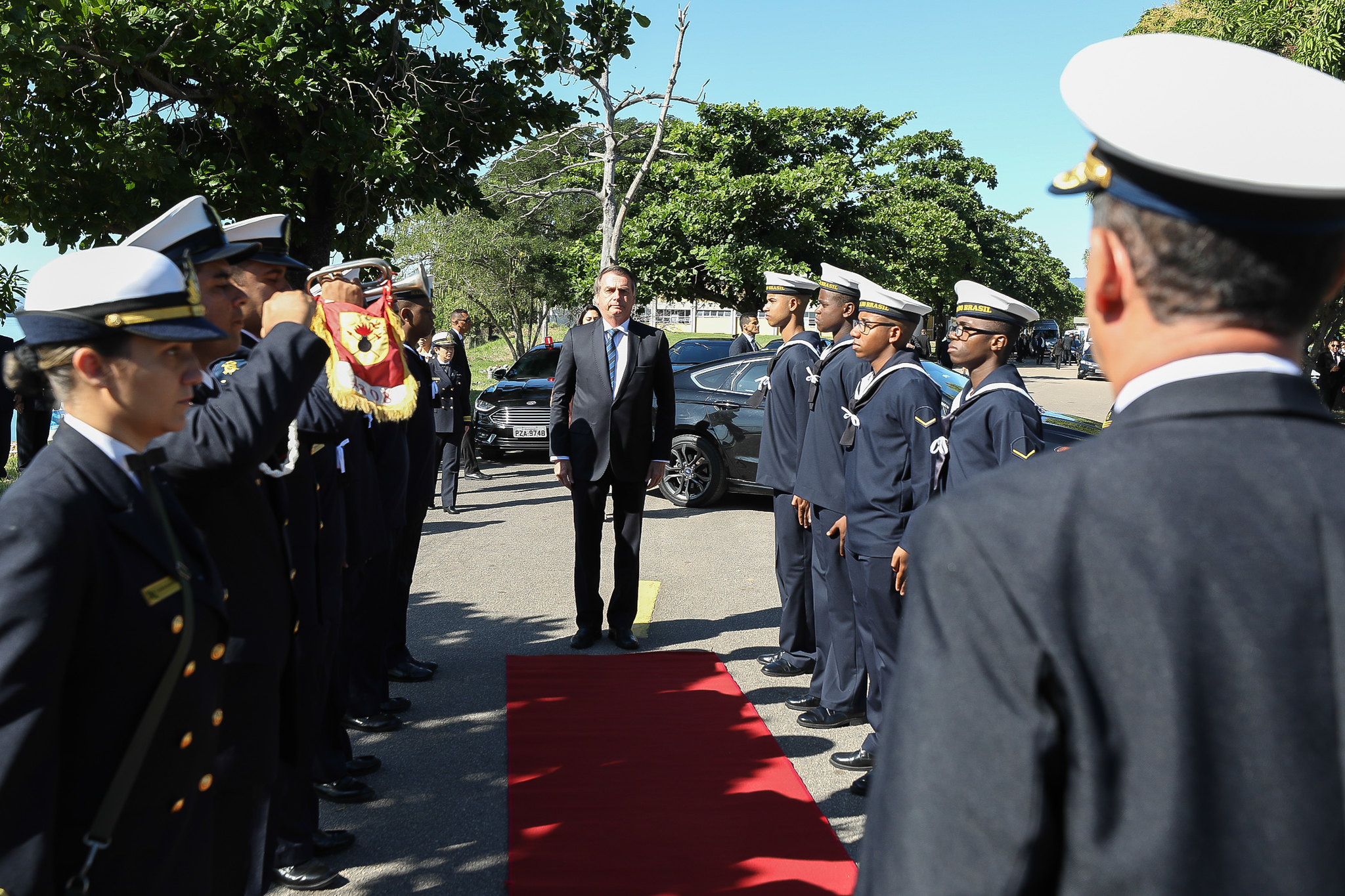 Presidente da República, Jair Bolsonaro durante revista às tropas