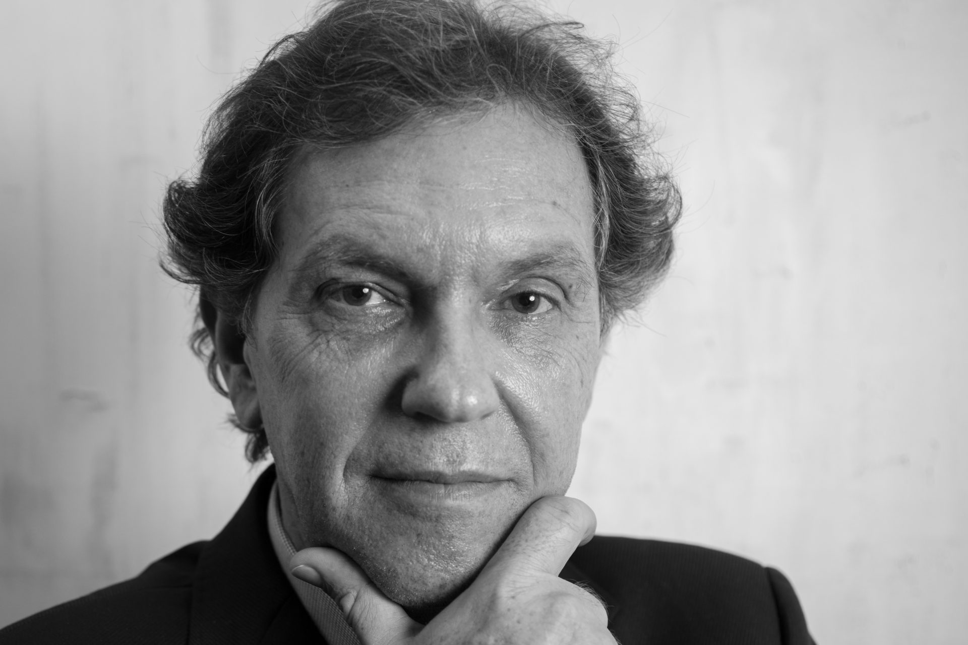 Retrato de João Appolinário, fundador da Polishop, em seu escritório na zona sul de São Paulo.