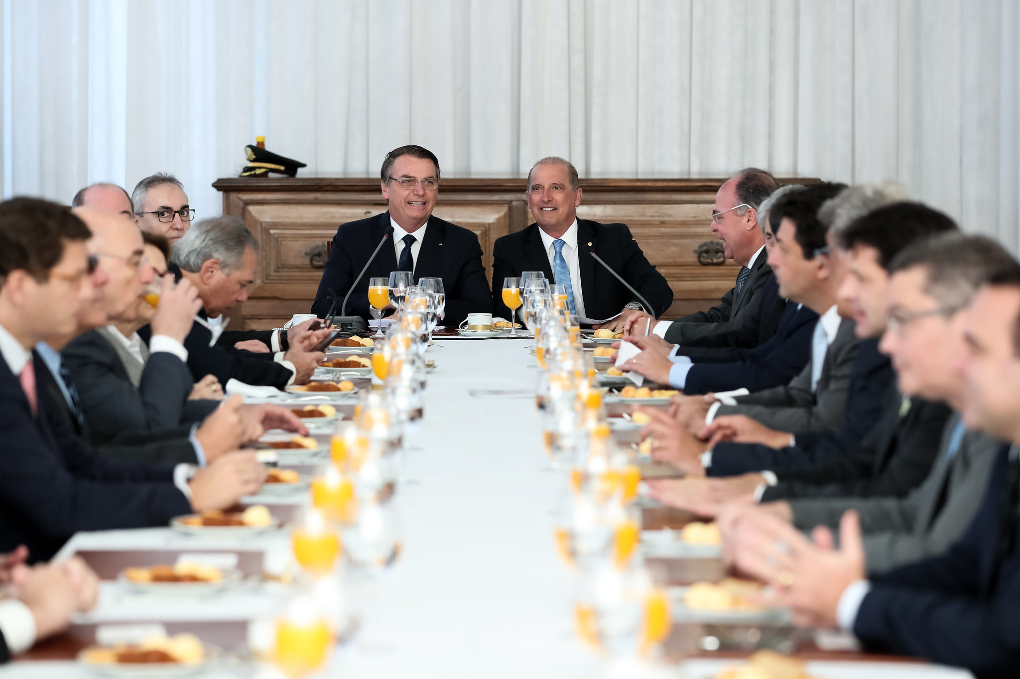 Bolsonaro ao centro de uma mesa na Reunião do Conselho do Gorveno