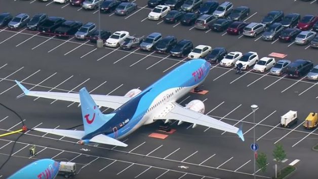 Boeing 737 Max no estacionamento da fábrica
