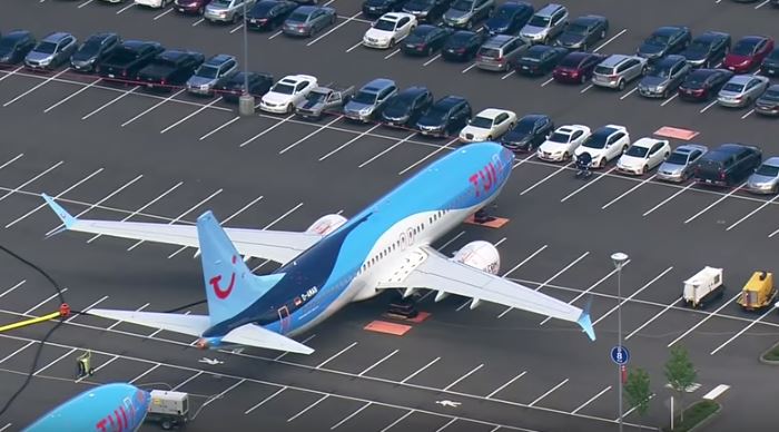 Boeing 737 Max no estacionamento da fábrica