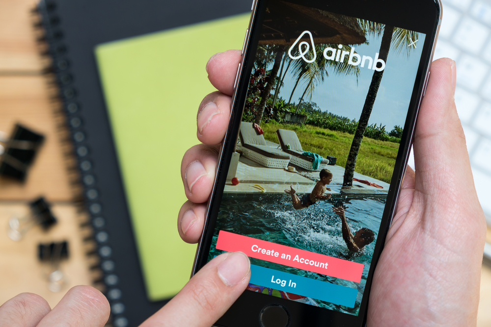 Celular acessa o Airbnb
