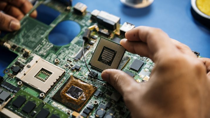 Pessoa colocando um chip numa placa de computador