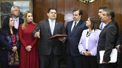 Presidente do Senado Federal, senador Davi Alcolumbre (DEM-AP), recebe a proposta da reforma da Previdência, entregue a ele pelo presidente da Câmara dos Deputados, deputado Rodrigo Maia (DEM-RJ)