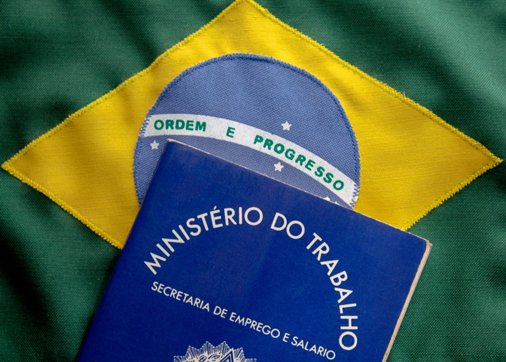 Carteira de trabalho e bandeira do Brasil