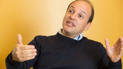 Retrato do presidente da Decolar Alexandre Moshe na sede da empresa, em Alphaville