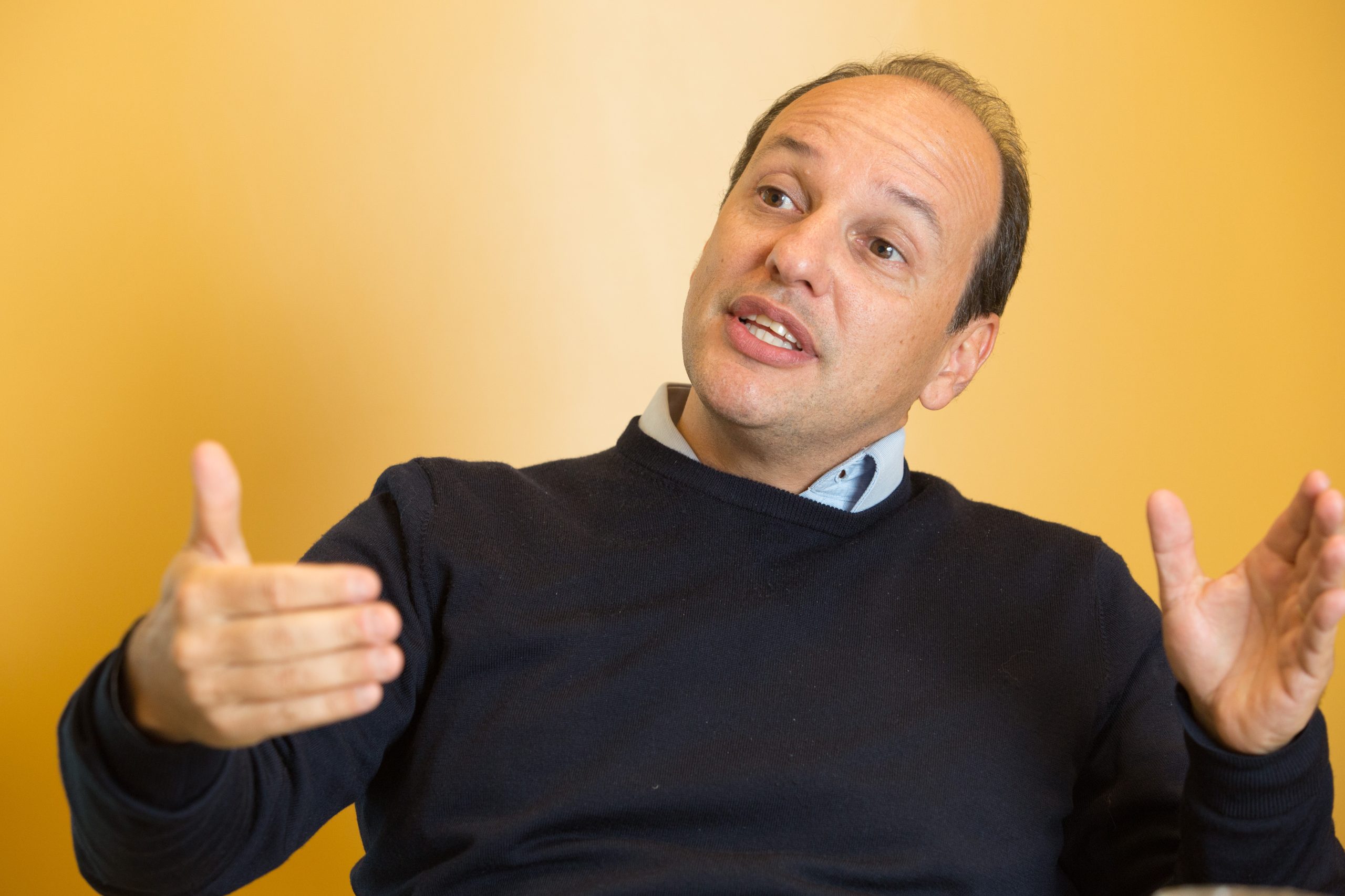 Retrato do presidente da Decolar Alexandre Moshe na sede da empresa, em Alphaville