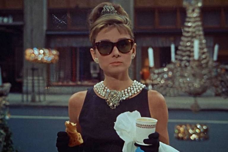 A atriz Audrey Hepburn no filme "Bonequinha de Luxo" ("Breakfast at Tiffany's")
