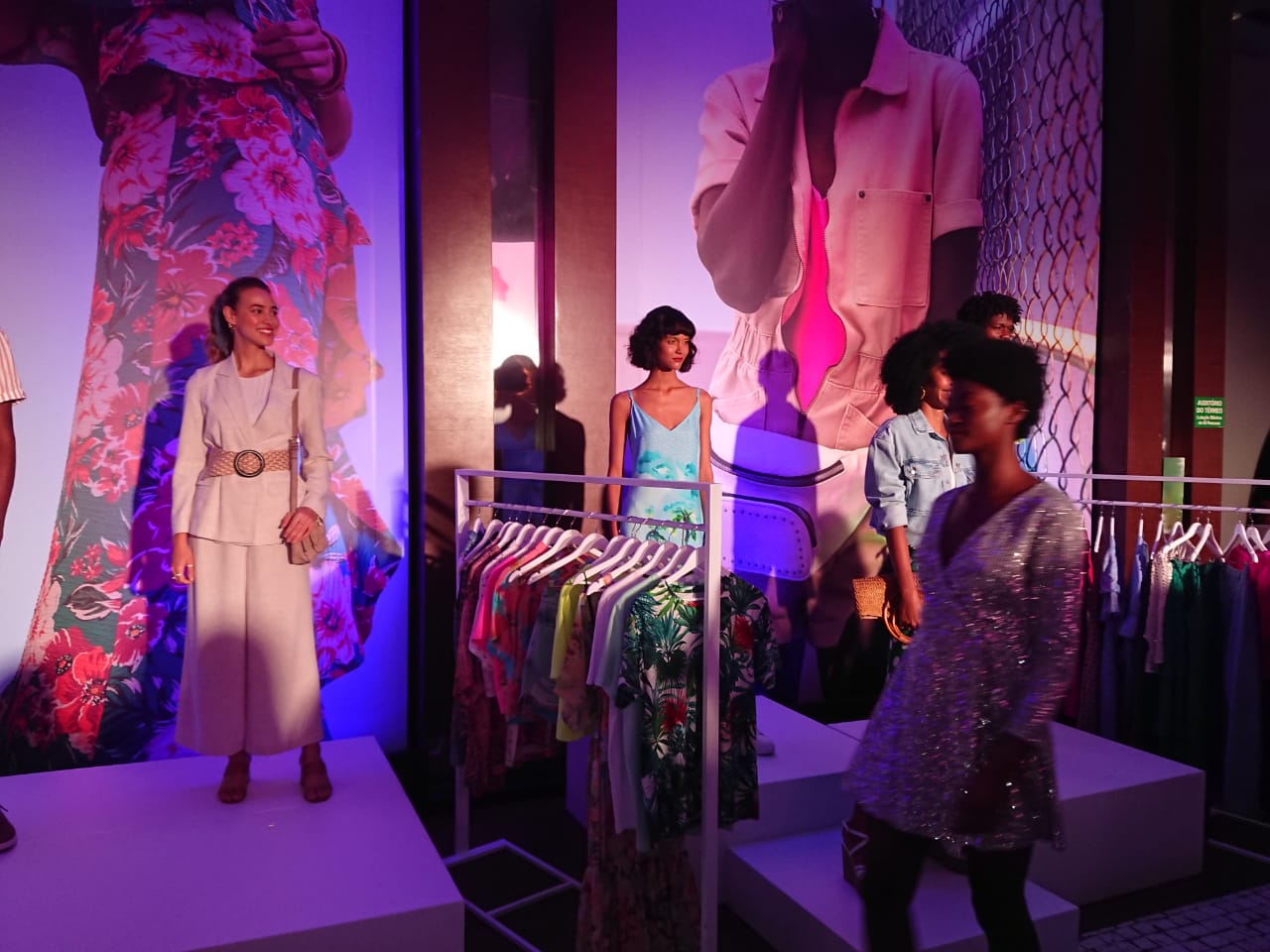 Desfile de moda no evento do IPO da C&A