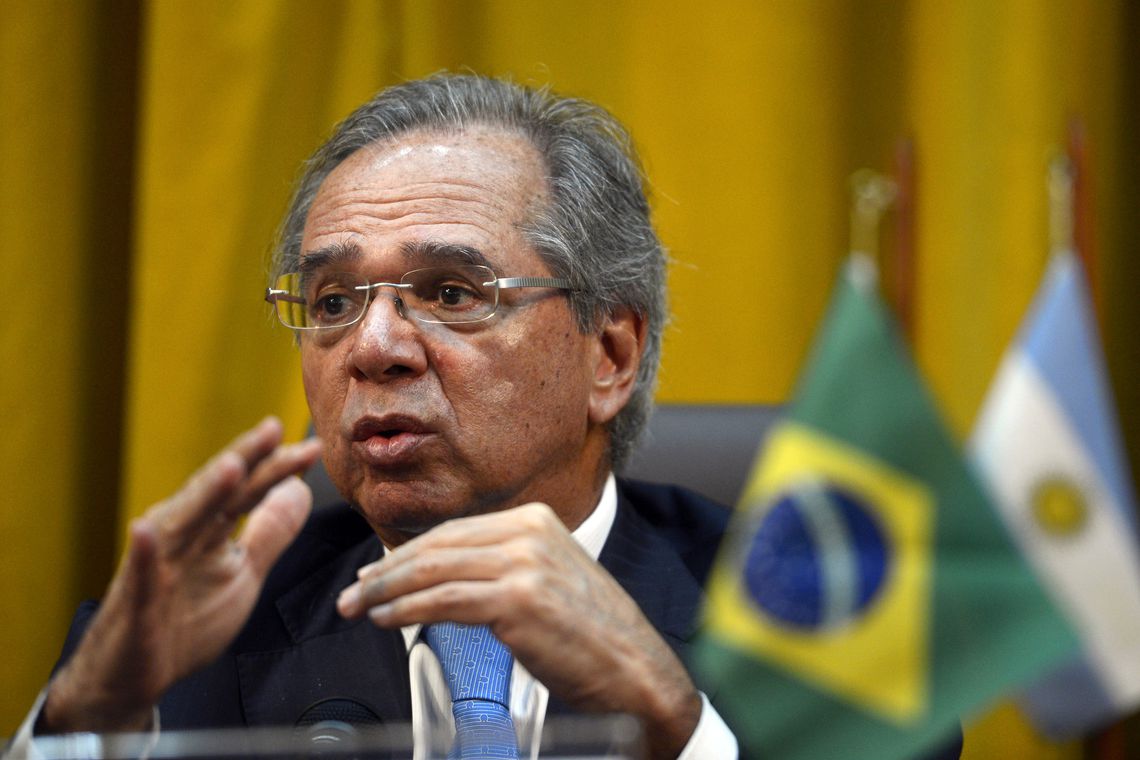 O ministro da Economia do Brasil, Paulo Guedes, concede entrevista coletiva.