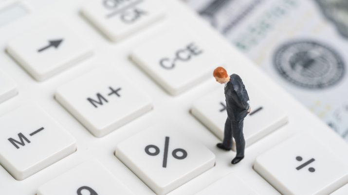 Calculadora com sinal de porcentagem representando juros | Selic, fundos imobiliários, bolsa, Ibovespa, ações