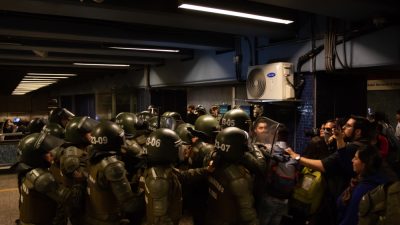 Manifestação na estação de metrô Los Heroes, em Santiago