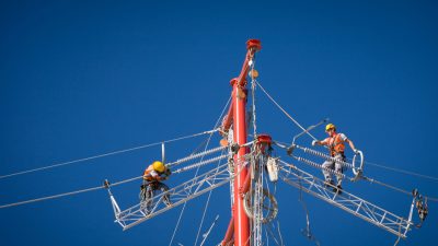 trabalhadores alta voltagem
