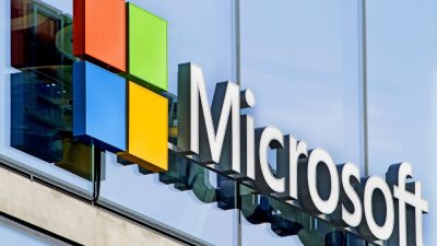Logo da Microsoft (MSFT34) na fachada de um prédio