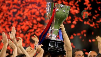 Barcelona levanta taça de campeão