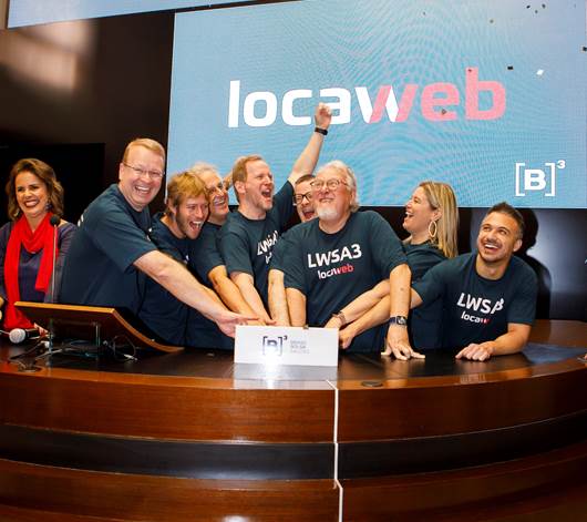 Representantes da Locaweb durante o toque de campainha que marcou o início da oferta pública de ações