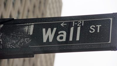 Placa sinalizando Wall Street, centro financeiro dos EUA e que simboliza a bolsa e o mercado de ações do país