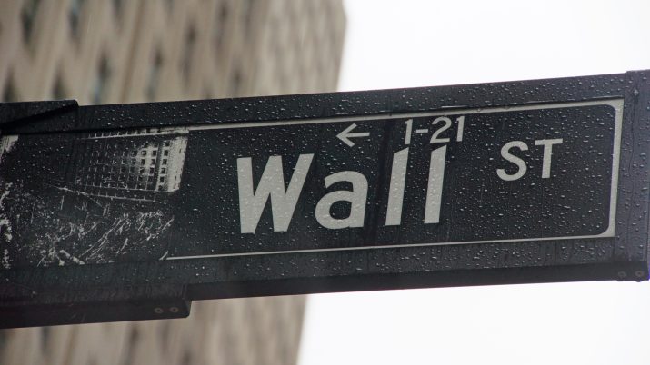 Placa sinalizando Wall Street, centro financeiro dos EUA e que simboliza a bolsa e o mercado de ações do país