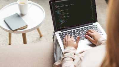 Mulher trabalha em computador de casa; home office