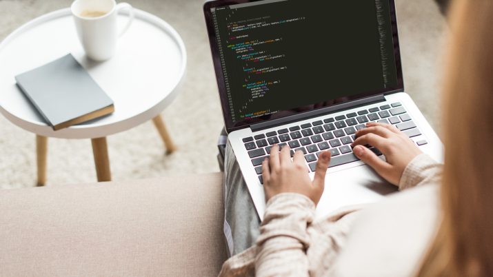 Mulher trabalha em computador de casa; home office