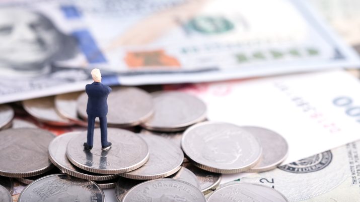 Investidor acompanha os negócios de fusão e aquisição