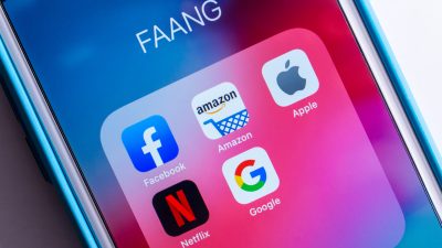 Tela de celular com aplicativos de Facebook, Apple, Amazon, Netflix e Google