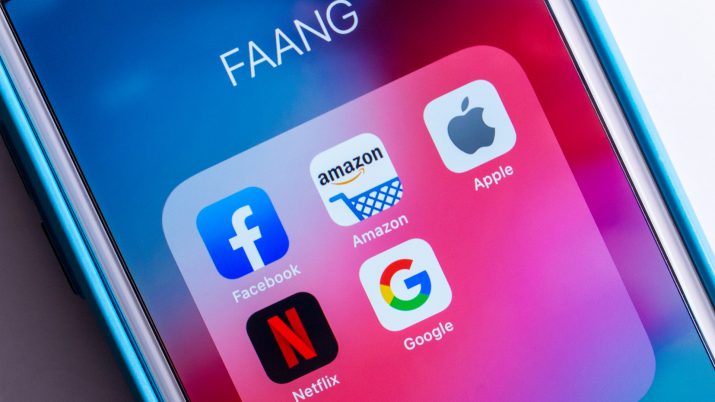 Tela de celular com aplicativos de Facebook, Apple, Amazon, Netflix e Google