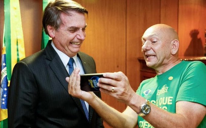 O presidente Jair Bolsonaro ao lado de Luciano Hang, da Havan