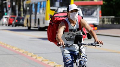 Fotografia de um motorista de entrega por aplicativo