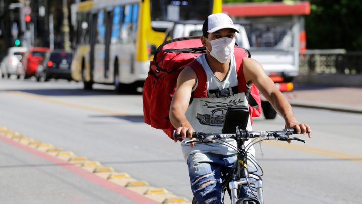 Fotografia de um motorista de entrega por aplicativo